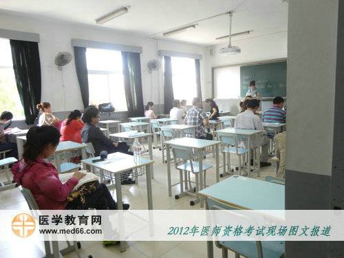 醫(yī)師考場(chǎng)內(nèi)，考生抓緊時(shí)間復(fù)習(xí)
