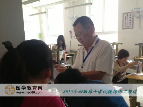 初級藥士考場考官在核對考生信息
