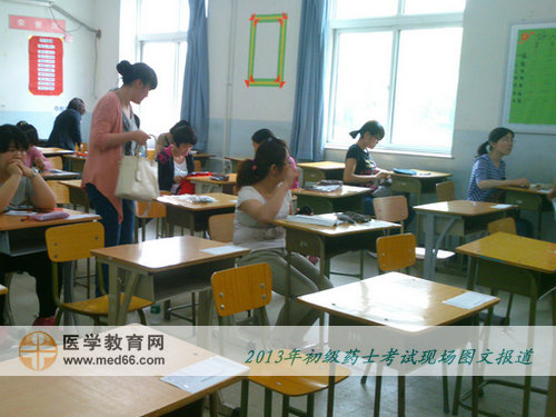 初級藥士考生在熟悉考場，準備考試