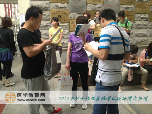 2013年護士資格考試-同學(xué)湊在一起 互相討論復(fù)習(xí)