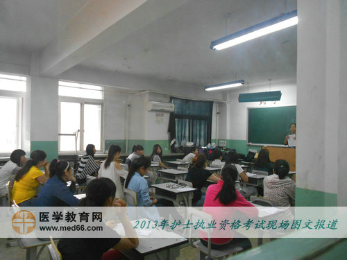 2013年護士考試考生進入考場，等待考試