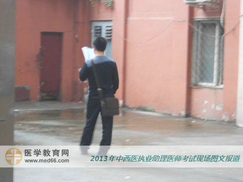 安靜的角落里，考生進(jìn)行中西醫(yī)助理醫(yī)師考試最后沖刺