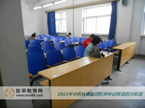 中醫(yī)助理醫(yī)師考生陸續(xù)入場就座，準(zhǔn)備“開戰(zhàn)”