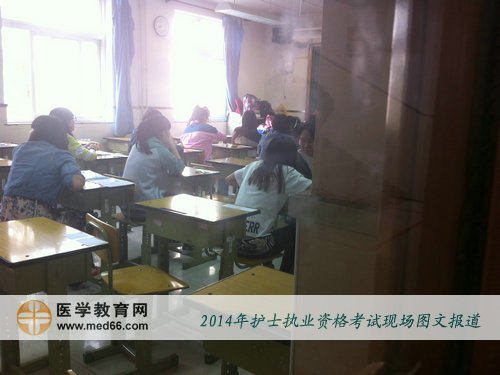 2014年護(hù)士資格考試考生陸續(xù)入場，準(zhǔn)備考試