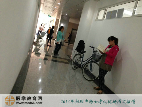 因?yàn)橄掠旰芏嗫忌褟?fù)習(xí)場地搬到了樓道