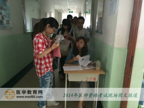 為保證考試的公平性，醫(yī)師資格考生必須核對(duì)信息才可進(jìn)入考場(chǎng)