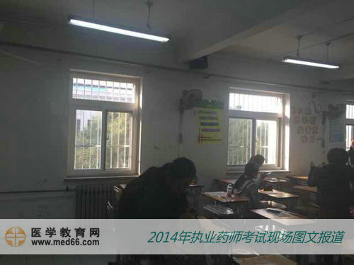 找到自己座位，準(zhǔn)備坐下的執(zhí)業(yè)藥師考試考生