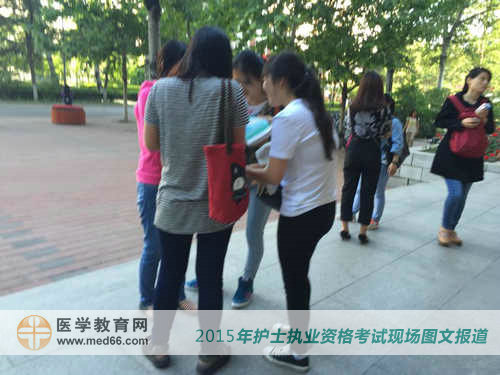 參加2015年護士資格考試的姑娘們在最后關頭互相討論