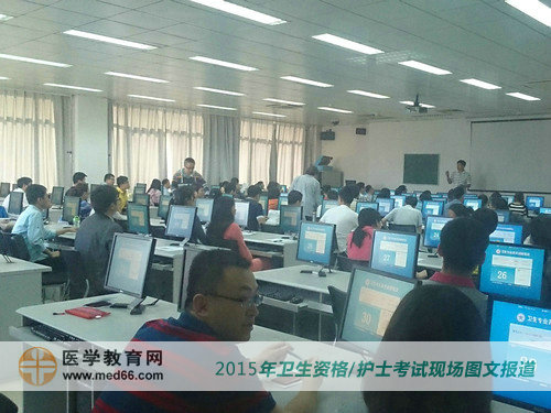 2015年內(nèi)科主治醫(yī)師人機對話考試教室內(nèi)考生都已就座，順利開考！