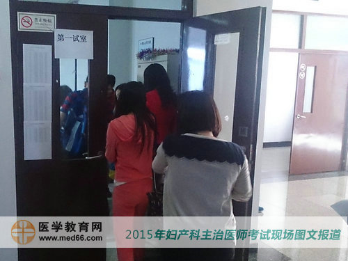 考生正在陸續(xù)進入考場準備參加考試