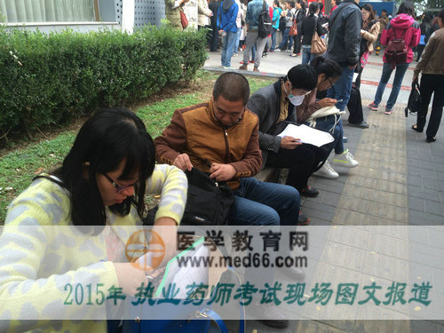 2015執(zhí)業(yè)藥師考生準備拿備考資料復(fù)習(xí)