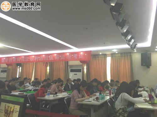 正在認真聽課的學(xué)員