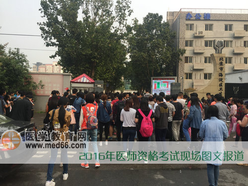 考點(diǎn)大門打開，考生們迫不及待地進(jìn)入考場(chǎng)