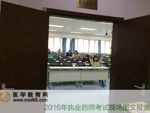 執(zhí)業(yè)藥師考試即將開始開始，考生陸續(xù)進(jìn)場