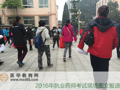 執(zhí)業(yè)藥師考試即將考試，考生陸續(xù)進(jìn)入考場(chǎng)