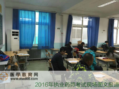考生陸續(xù)落座，準(zhǔn)備進(jìn)行考試