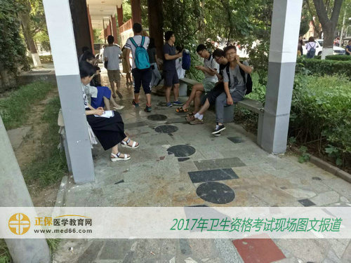 2017衛(wèi)生資格考試前，考生聚集在學(xué)校涼亭內(nèi)進(jìn)行最后沖刺