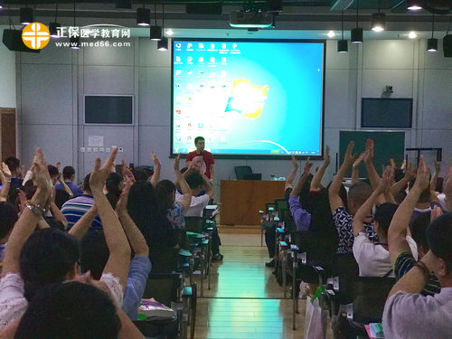 現(xiàn)場(chǎng)學(xué)員認(rèn)真學(xué)習(xí)中醫(yī)中藥學(xué)醫(yī)師相關(guān)知識(shí)，氣氛熱烈 