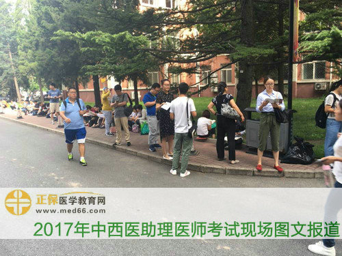 隨處可見正在復(fù)習(xí)的中西醫(yī)助理考生