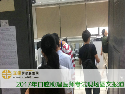 口腔助理醫(yī)師考試考生陸續(xù)進(jìn)入機(jī)考教室