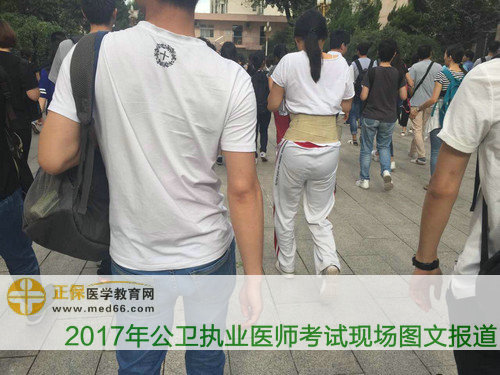 眾多準備參加公衛(wèi)執(zhí)業(yè)醫(yī)師考試考生走向考場
