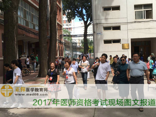 考試結(jié)束，陸續(xù)離開考場(chǎng)，第一場(chǎng)考完大家心情還不錯(cuò)
