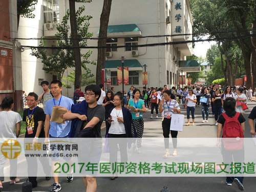 監(jiān)考老師手持試卷離開場(chǎng)地，正在交流考場(chǎng)趣事