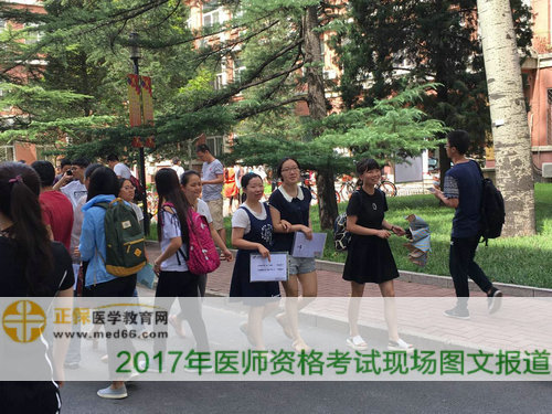 第一題選什么？考生們走出考場(chǎng)，興奮地進(jìn)行考試交流
