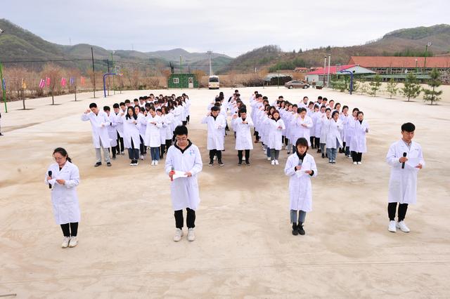 丹東市衛(wèi)生健康委員會組織開展住培學員人文素質(zhì)戶外拓展培訓