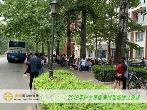 2019年護士考試考生陸續(xù)趕赴學校，在等待進入考場前，仍抓緊時間復(fù)習！