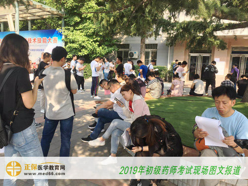 2019年初級藥師考試——考生緊張復(fù)習(xí)中