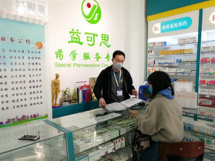張永貴堅守在藥店一線。