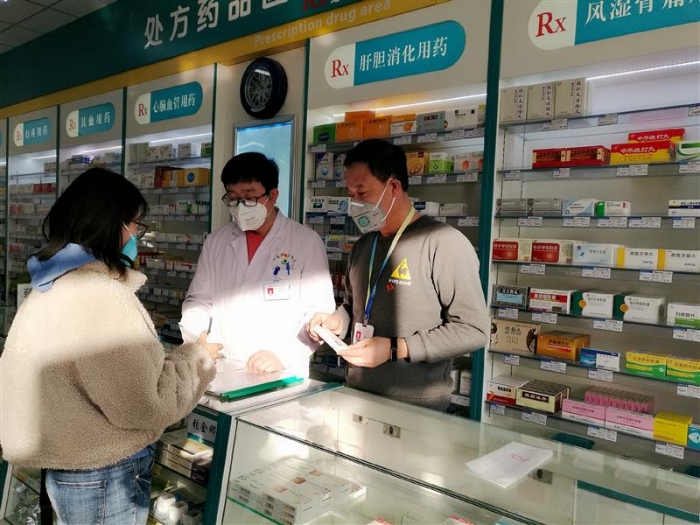 　張永貴堅守在藥店一線。
