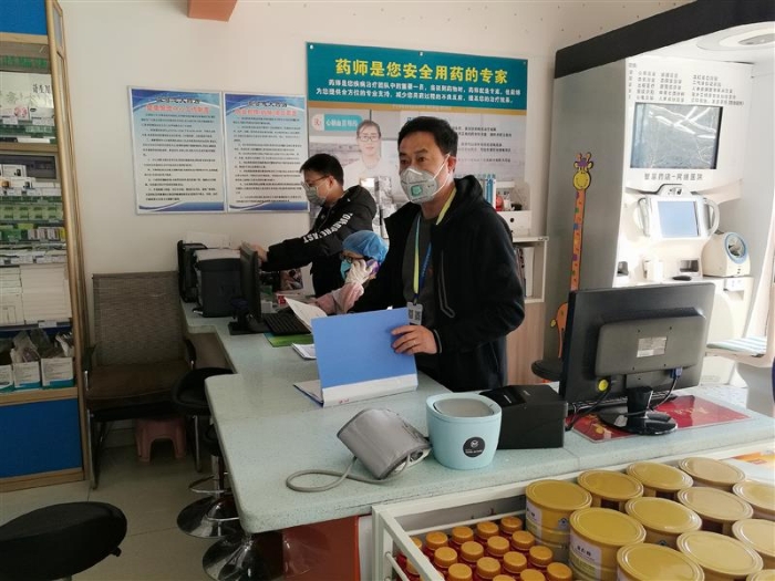 張永貴堅守在藥店一線。3