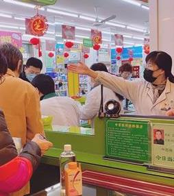 陸萍在指導(dǎo)顧客有序購買防護用品。