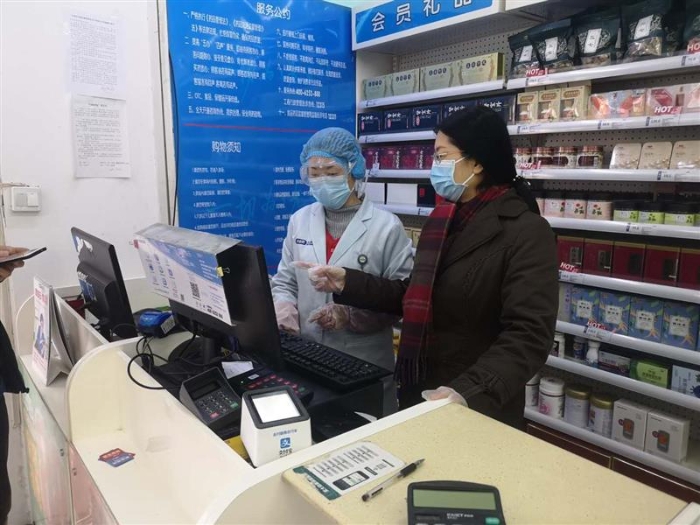 侯惠鳴指導(dǎo)店員做好購銷記錄。2
