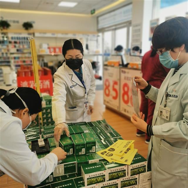 侯惠鳴檢查熱銷藥品。