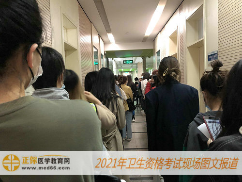 2021年衛(wèi)生資格考試現(xiàn)場報道——等待老師核驗每個人情況，進(jìn)入教室