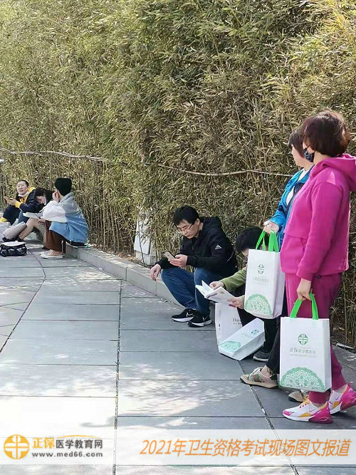2021年衛(wèi)生資格考試現(xiàn)場(chǎng)報(bào)道——醫(yī)學(xué)教育網(wǎng)分發(fā)考前速記資料，為您助力！